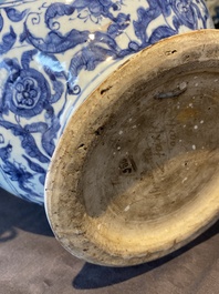 Een paar Chinese blauw-witte dekselvazen met figuratief decor, Ming