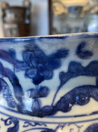 Een paar Chinese blauw-witte dekselvazen met figuratief decor, Ming