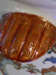 Een paar Chinese famille rose 'Pompadour' wijnkoelers, Qianlong