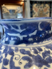 Een paar Chinese blauw-witte dekselvazen met figuratief decor, Ming