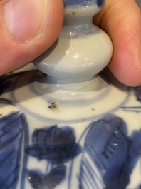 Een paar Chinese blauw-witte dekselvazen met figuratief decor, Ming
