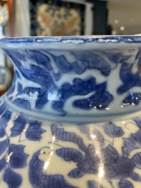 Een paar Chinese blauw-witte dekselvazen met figuratief decor, Ming