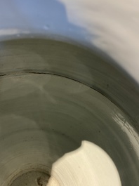 Een paar Chinese blauw-witte dekselvazen met figuratief decor, Ming