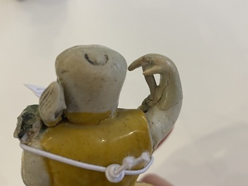 Drie Chinese verte biscuit sculpturen van Liu Hia op de driepotige pad, Kangxi