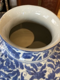 Een paar Chinese blauw-witte dekselvazen met figuratief decor, Ming