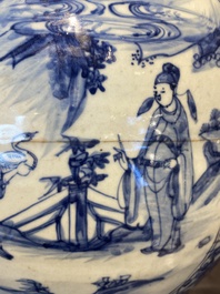 Een paar Chinese blauw-witte dekselvazen met figuratief decor, Ming