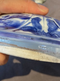 Een paar Chinese blauw-witte dekselvazen met figuratief decor, Ming