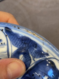 Een paar Chinese blauw-witte dekselvazen met figuratief decor, Ming