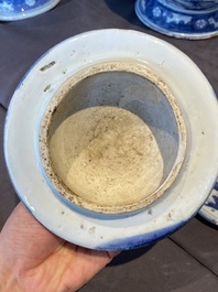 Een paar Chinese blauw-witte dekselvazen met figuratief decor, Ming