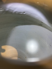 Een paar Chinese blauw-witte dekselvazen met figuratief decor, Ming