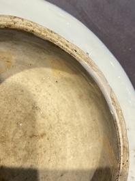 Een paar Chinese blauw-witte dekselvazen met figuratief decor, Ming