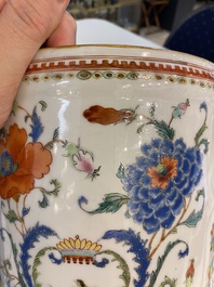 Een paar Chinese famille rose 'Pompadour' wijnkoelers, Qianlong