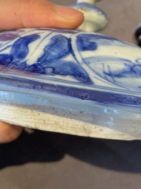 Een paar Chinese blauw-witte dekselvazen met figuratief decor, Ming