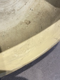Een paar Chinese blauw-witte dekselvazen met figuratief decor, Ming