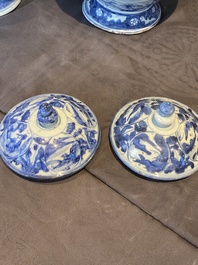 Een paar Chinese blauw-witte dekselvazen met figuratief decor, Ming