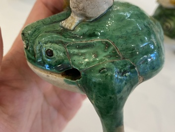 Drie Chinese verte biscuit sculpturen van Liu Hia op de driepotige pad, Kangxi