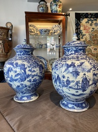 Een paar Chinese blauw-witte dekselvazen met figuratief decor, Ming