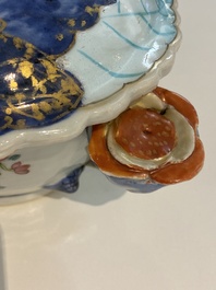 Grande terrine couverte sur son support en porcelaine de Chine famille rose &agrave; d&eacute;cor de feuilles de tabac, Qianlong