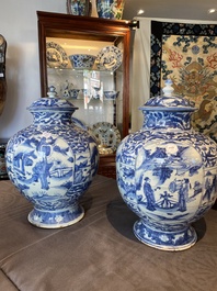 Een paar Chinese blauw-witte dekselvazen met figuratief decor, Ming