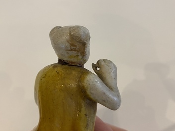 Drie Chinese verte biscuit sculpturen van Liu Hia op de driepotige pad, Kangxi