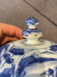 Een paar Chinese blauw-witte dekselvazen met figuratief decor, Ming