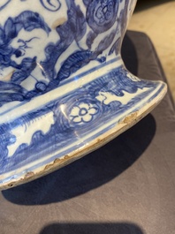 Een paar Chinese blauw-witte dekselvazen met figuratief decor, Ming
