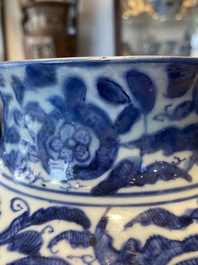 Een paar Chinese blauw-witte dekselvazen met figuratief decor, Ming
