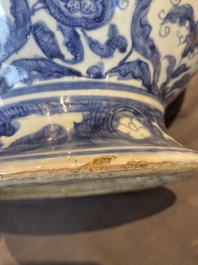 Een paar Chinese blauw-witte dekselvazen met figuratief decor, Ming
