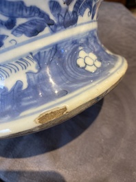 Een paar Chinese blauw-witte dekselvazen met figuratief decor, Ming