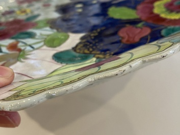 Een grote Chinese famille rose schotel met decor van tabaksbladeren, Qianlong