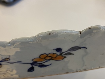 Een grote Chinese famille rose schotel met decor van tabaksbladeren, Qianlong