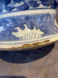 Een paar Chinese blauw-witte dekselvazen met figuratief decor, Ming
