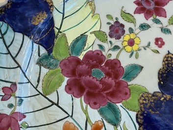 Een grote Chinese famille rose schotel met decor van tabaksbladeren, Qianlong