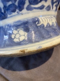 Een paar Chinese blauw-witte dekselvazen met figuratief decor, Ming