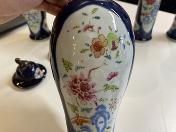 Een Chinees famille rose kaststel van vijf vazen met floraal decor op blauwe fondkleur, Qianlong