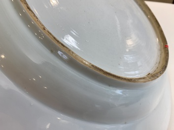 Een grote Chinese schotel met ijzerrood en verguld ornamentaal decor, Qianlong