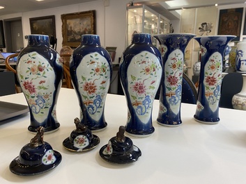 Een Chinees famille rose kaststel van vijf vazen met floraal decor op blauwe fondkleur, Qianlong