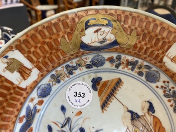 Een paar Chinese Imari-stijl borden met 'Parasoldames' naar Cornelis Pronk, Qianlong
