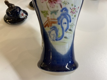 Een Chinees famille rose kaststel van vijf vazen met floraal decor op blauwe fondkleur, Qianlong