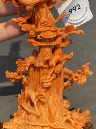 Een Chinese bloedkoralen sculptuur van Xiwangmu op een rots, 19/20e eeuw