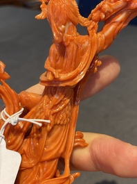 Een Chinese bloedkoralen sculptuur van Xiwangmu op een rots, 19/20e eeuw