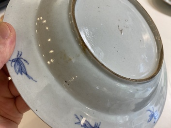 Een paar Chinese Imari-stijl borden met 'Parasoldames' naar Cornelis Pronk, Qianlong