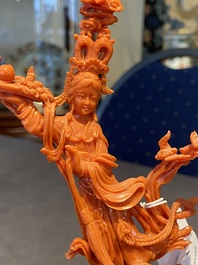 Een Chinese bloedkoralen sculptuur van Xiwangmu op een rots, 19/20e eeuw