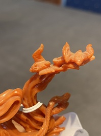 Een Chinese bloedkoralen sculptuur van Xiwangmu op een rots, 19/20e eeuw