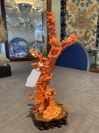 Een Chinese bloedkoralen sculptuur van Xiwangmu op een rots, 19/20e eeuw
