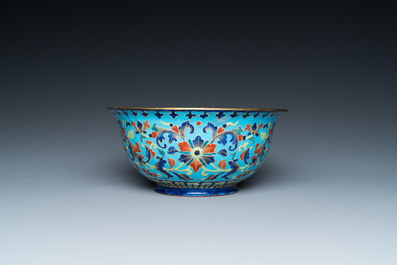 Une coupe &agrave; &eacute;pices &agrave; d&eacute;cor d'un lotus et un bol en &eacute;maux de Canton, Chine, Qianlong/Jiaqing