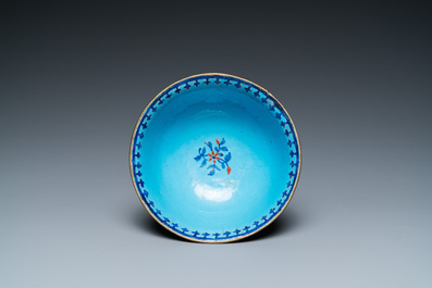 Une coupe &agrave; &eacute;pices &agrave; d&eacute;cor d'un lotus et un bol en &eacute;maux de Canton, Chine, Qianlong/Jiaqing