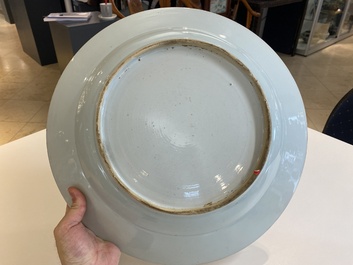 Een grote Chinese schotel met ijzerrood en verguld ornamentaal decor, Qianlong