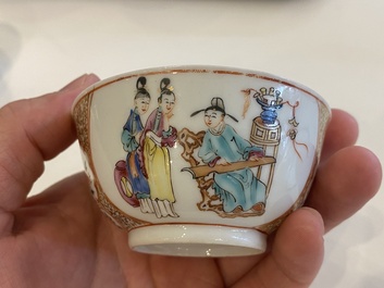 19 Chinese famille rose koppen en 15 schotels, Qianlong
