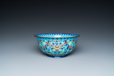 Une coupe &agrave; &eacute;pices &agrave; d&eacute;cor d'un lotus et un bol en &eacute;maux de Canton, Chine, Qianlong/Jiaqing